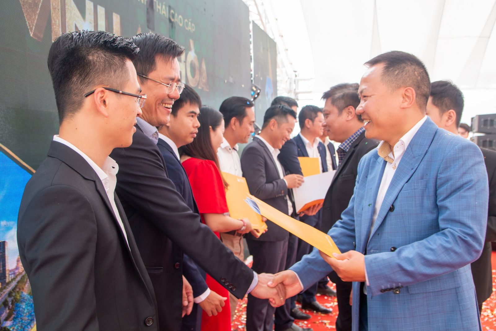 Đại diện chủ đầu tư trao chứng nhận cho các đơn vị hợp tác phân phối dự án Vịnh An Hòa City