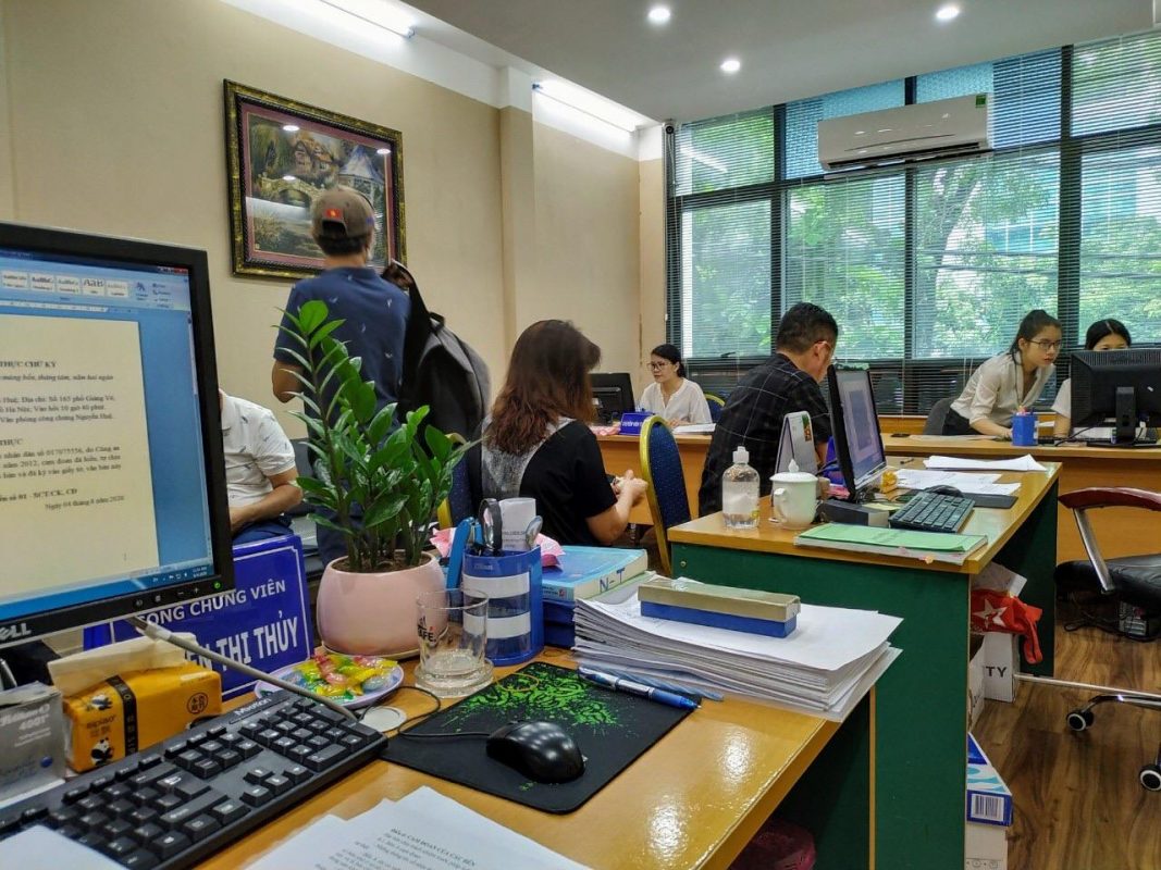 Hợp đồng mua bán nhà đất được ký kết tại văn phòng công chứng để đảm bảo tính pháp lý.